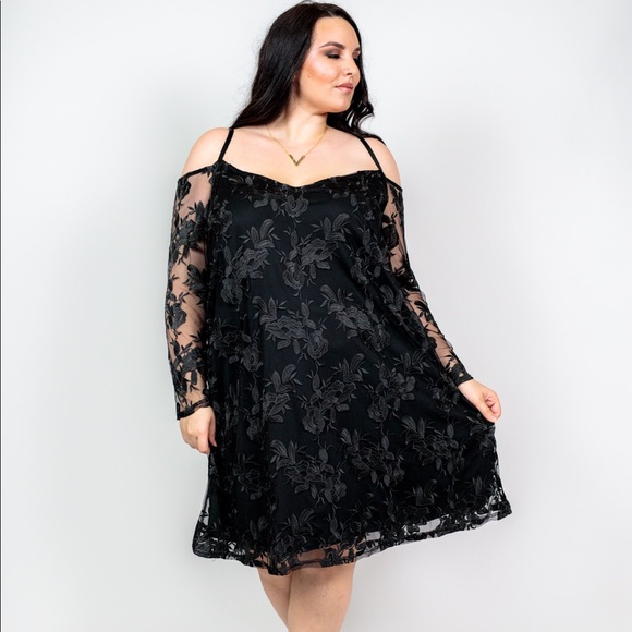 Plus Size ‘Lyra’ Lace Cold Shoulder Dress - Picture 2 of 5